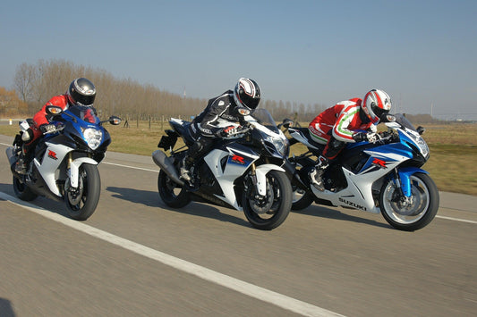 What makes an alpinestars racing suit  a top choice  for professional riders?